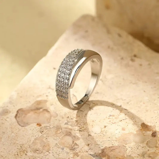 Eleganter, verstellbarer Glitzerring